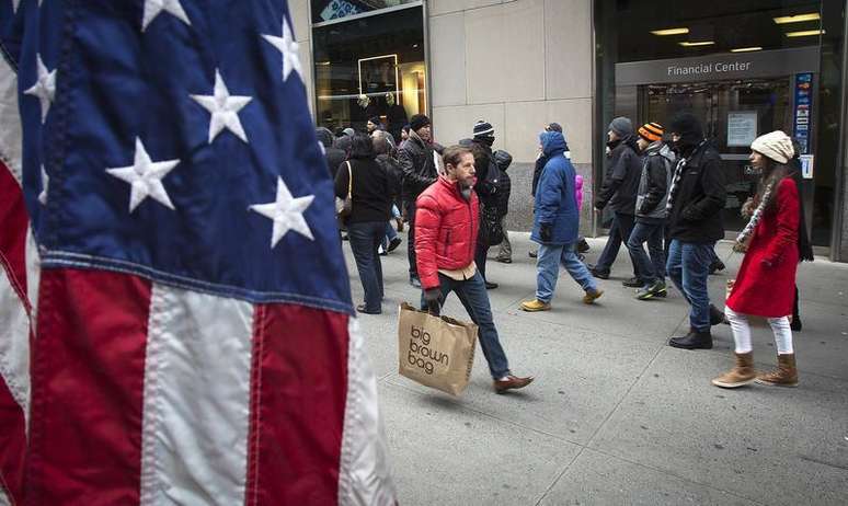 Pessoas caminham na quinta avenida enquanto buscam por promoções no dia de Natal, em Nova York. O setor privado dos Estados Unidos abriu 238 mil postos de trabalho em dezembro, acima do esperado, registrando o aumento mais forte em 13 meses, mostrou o Relatório Nacional de Emprego da ADP nesta quarta-feira. 26/12/2013.