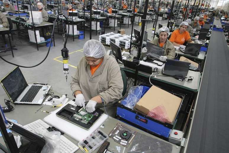 <p>Produção e quadro de trabalhadores da indústria brasileira diminuíram no ano passado</p>