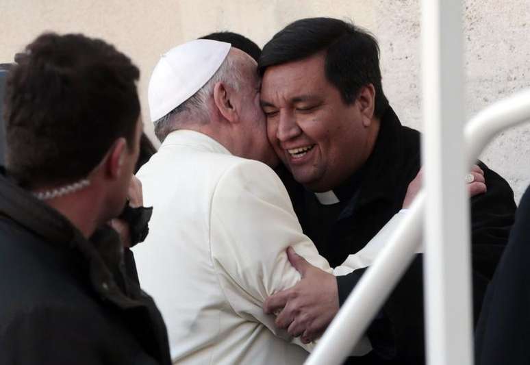 Fabian Baez, padre de uma igreja em Buenos Aires, é cumprimentado pelo papa Francisco no fim de sua audiência semanal, nesta quarta-feira, na Praça São Pedro, no Vaticano. 8/01/2014