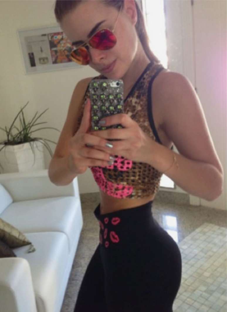 Nesta quarta-feira (8), Rayanne Morais, a namorada de Latino, postou uma foto na qual aparece com a cintura bastante fina. Na legenda, a modelo escreveu: "bora malhar porque não está fácil para ninguém"