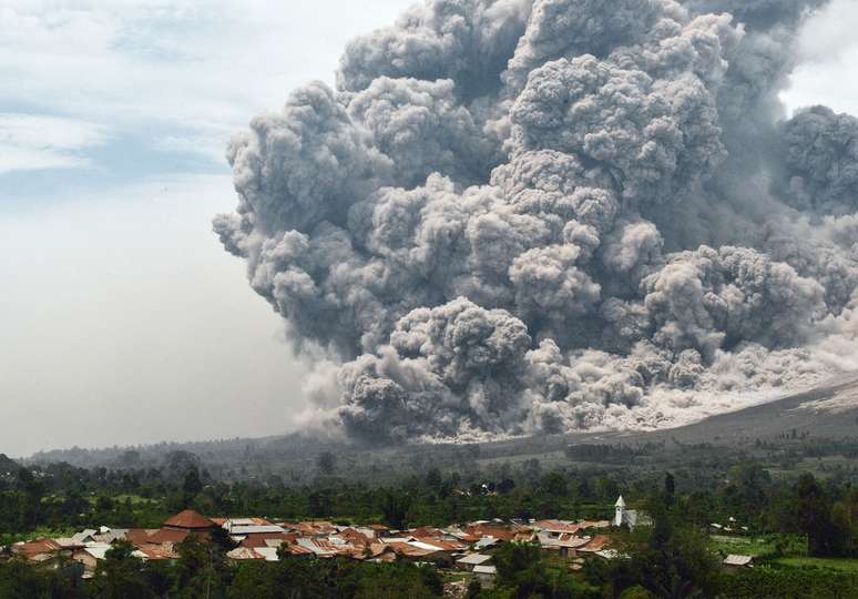 <p><strong>8 de janeiro -</strong> Erupção do Monte Sinabung é vista a partir de Cairo. Em atividade desde setembro, o vulcão emitiu cinzas para o ar 30 vezes em 4 de janeiro, forçando a evacuação de milhares de pessoas. Mais de 20 mil pessoas já deixaram suas casas nas proximidades do vulcão por causa das constantes erupções</p>