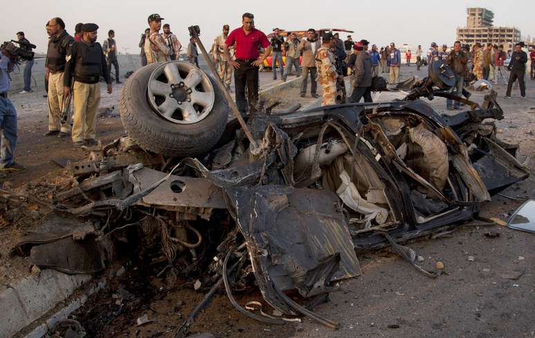 Imagem mostra carro destruído no atentado em Karachi