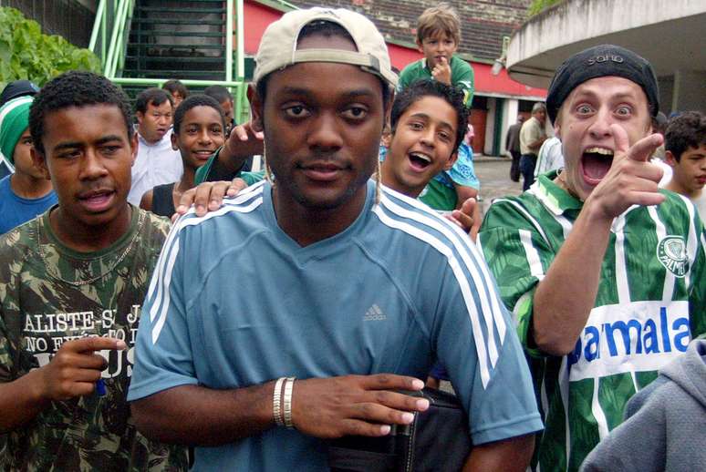 <p>&Iacute;dolo do Palmeiras na d&eacute;cada de 2000, Vagner Love pode refor&ccedil;ar Corinthians</p>