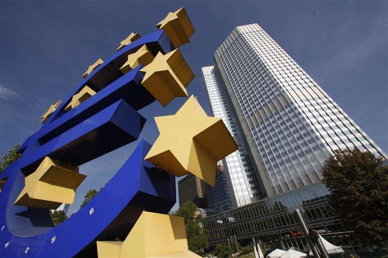 <p>Escultura do euro perto da sede do Banco Central Europeu (BCE), em Frankfurt, Alemanha; inflação na zona do euro atingiu a mínima em maio, preocupando o BCE</p>