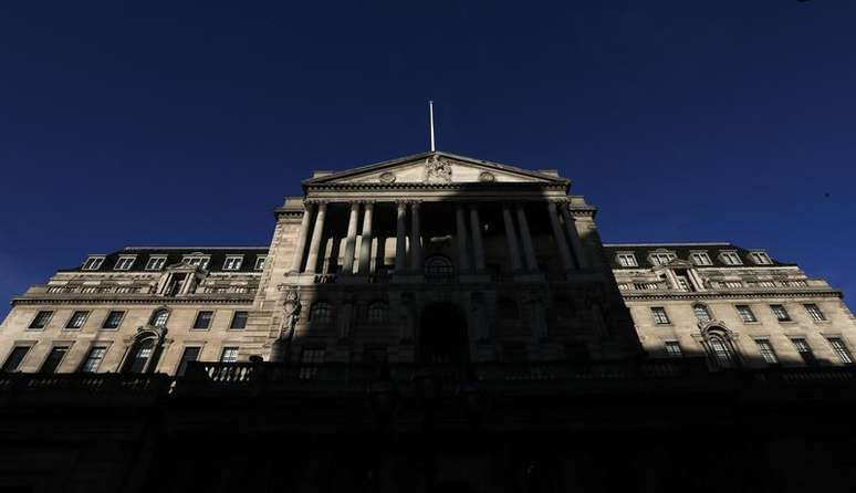 <p>Sombra sobre o prédio do Banco da Inglaterra, em Londres</p>