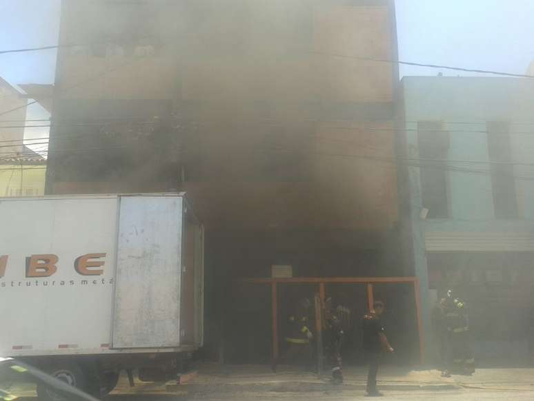 Quatro viaturas do Corpo de Bombeiros trabalharam no combate a incêndio em prédio comercial em Santana