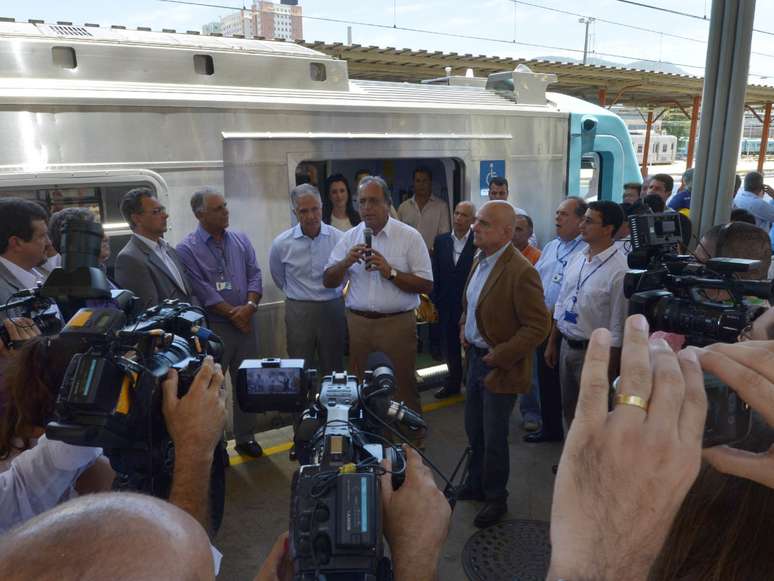 O vice-governador do Rio, Luiz Fernando Pezão, fala a jornalistas durante inauguração de novo trem da Supervia