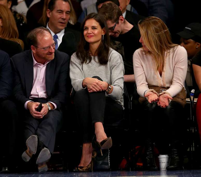 <p>Atriz foi clicada com amigos na partida de basquete</p>