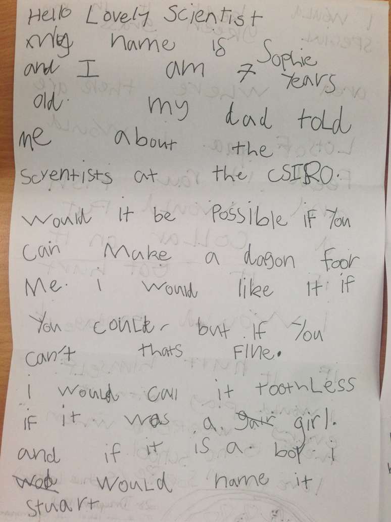 <p>Sophie escreveu uma carta a "um gentil cientista" pedindo se poderia criar um pequeno dragão alado</p>
