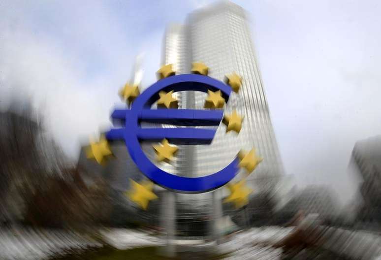 <p>Uma escultura do símbolo do euro fotografada em frente à sede do Banco Central Europeu, em Frankfurt; Na comparação anual, a zona do euro cresceu 0,8% no terceiro trimestre, o mesmo ritmo visto no segundo trimestrE</p>