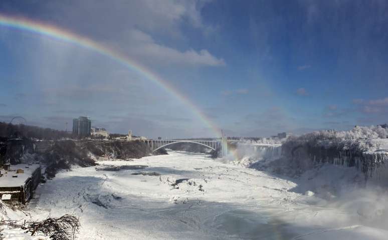 <p><strong>9 de janeiro - </strong>Arco-íris é visto sobre as congeladas Cataratas do Niágara</p>