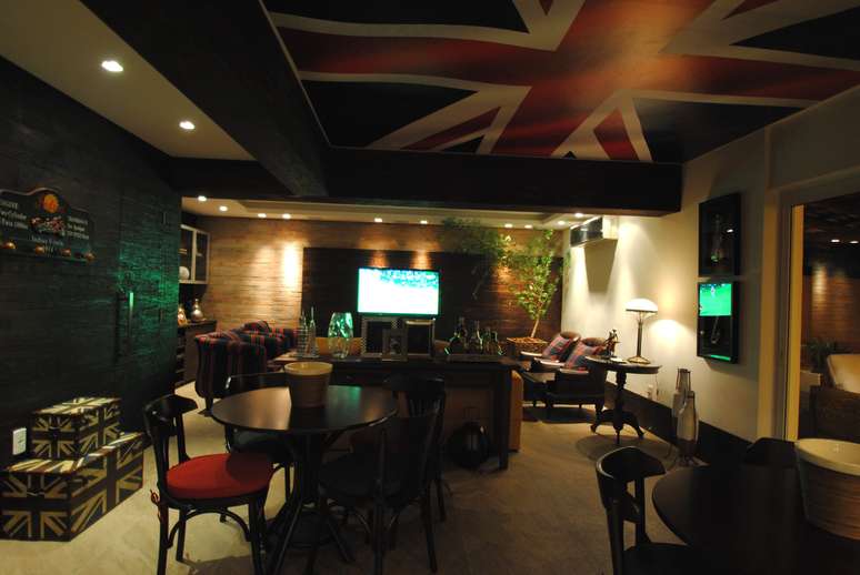 A reforma da área de lazer de uma casa em Porto Alegre mesclou o estilo típico dos bares ingleses com um ar praiano. O projeto é do arquiteto e decorador Ney Nunes. Informações: (51) 9520-8389