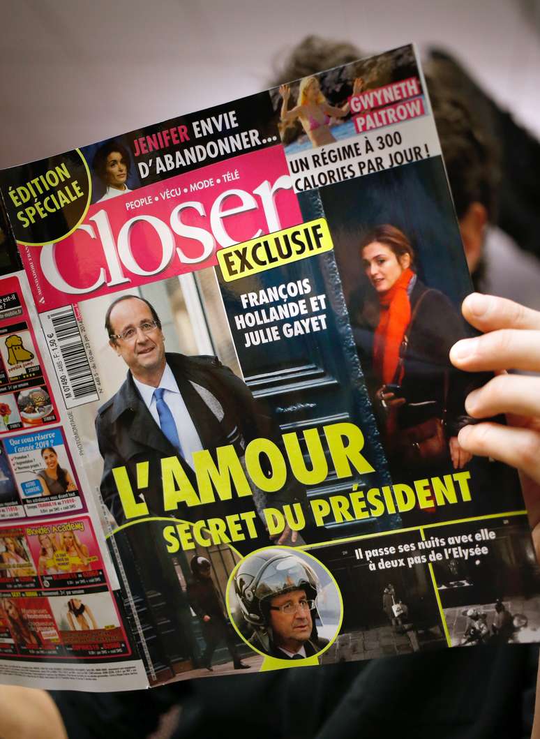 Homem lê a revista Closer, em Paris, nesta sexta-feira