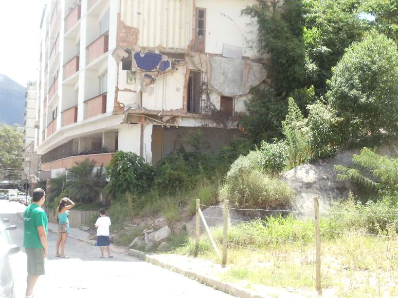 <p>Em Nova Friburgo, ainda é possível ver escombros de algumas casas e de um edifício residencial cortado ao meio</p>