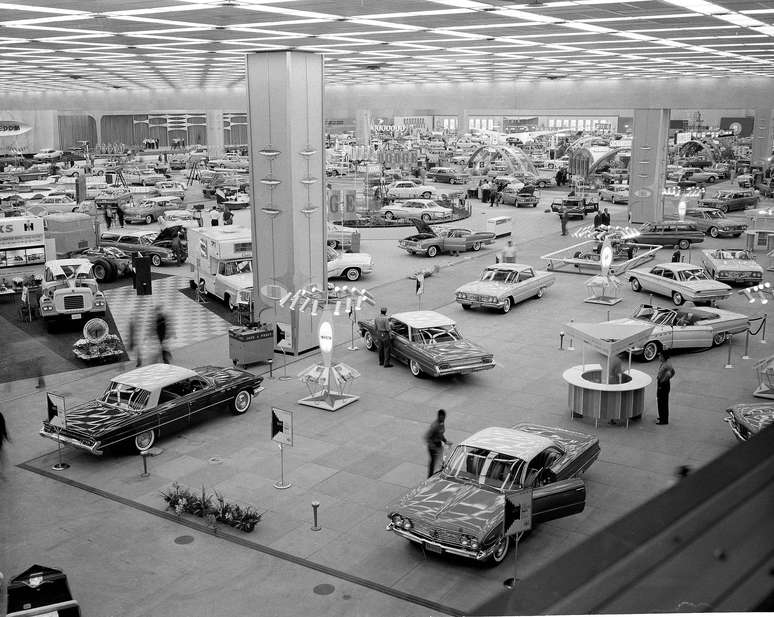 A associação de concessionários de veículos de Detroit realiza uma exposição na cidade desde 1907. O evento foi ganhando proporção e em 1960 (foto) já era no mesmo local que recebe lançamentos das maiores montadoras na próxima semana, o Cobo Center