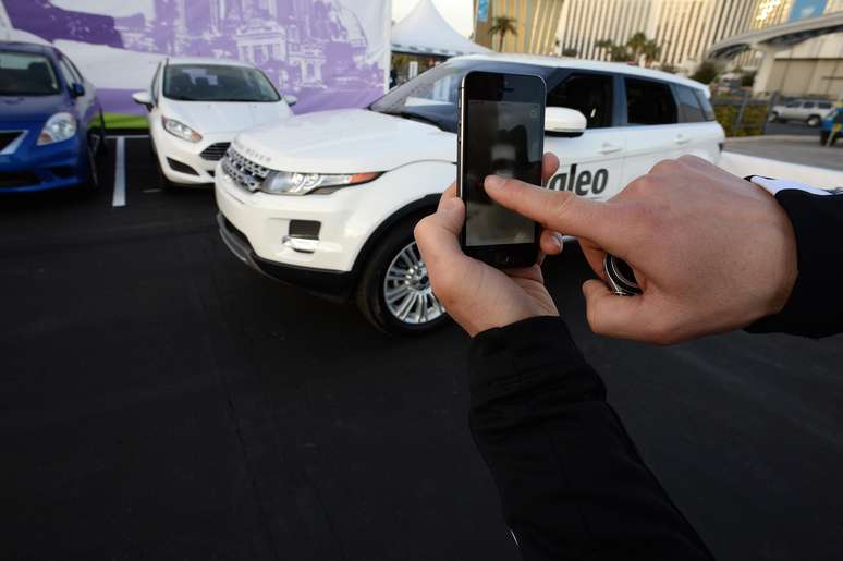Embora não haja ninguém dentro do Range Rover parado em um estacionamento de Las Vegas, o carro se movimenta suavemente, localiza uma vaga e começa a dar marcha à ré depois de comando por smartphone