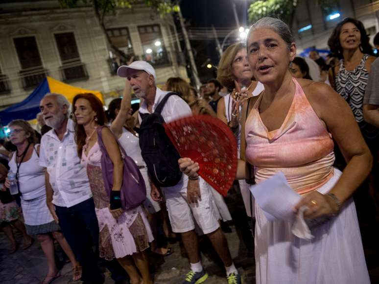 <p>Escravos de Mauá deu o pontapé incicial ao Carnaval do Rio de Janeiro na noite de sexta-feira (10). O bloco se reuniu na Praça Mauá, no centro do Rio, para a tradicional roda de samba do Fabuloso Grupo Eu Canto Samba</p>