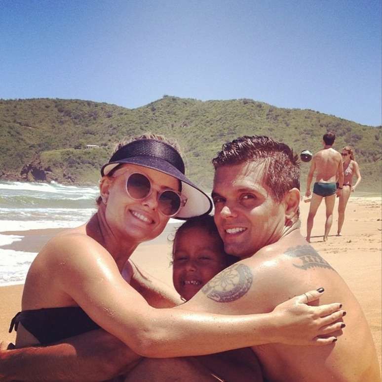 <p>Filho, nora e neta de monique posam para foto</p>