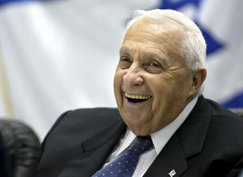 <p>O então primeiro-ministro de Israel sorri durante uma reunião com o Exército e forças policiais em uma base militar próxima a Jerusalém em 5 de janeiro de 2005. Ariel Sharon morreu em 11 de janeiro de 2014, aos 85 anos</p>