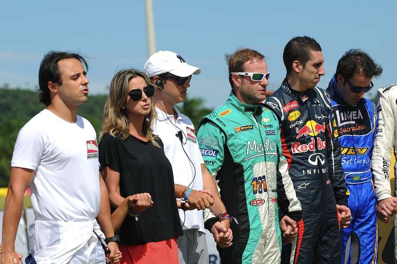 <p>Felipe Massa, Rubens Barrichello e mais pilotos se dirigiram ao centro do traçado do kartódromo do Beto Carrero World e rezaram por Michael Schumacher</p>