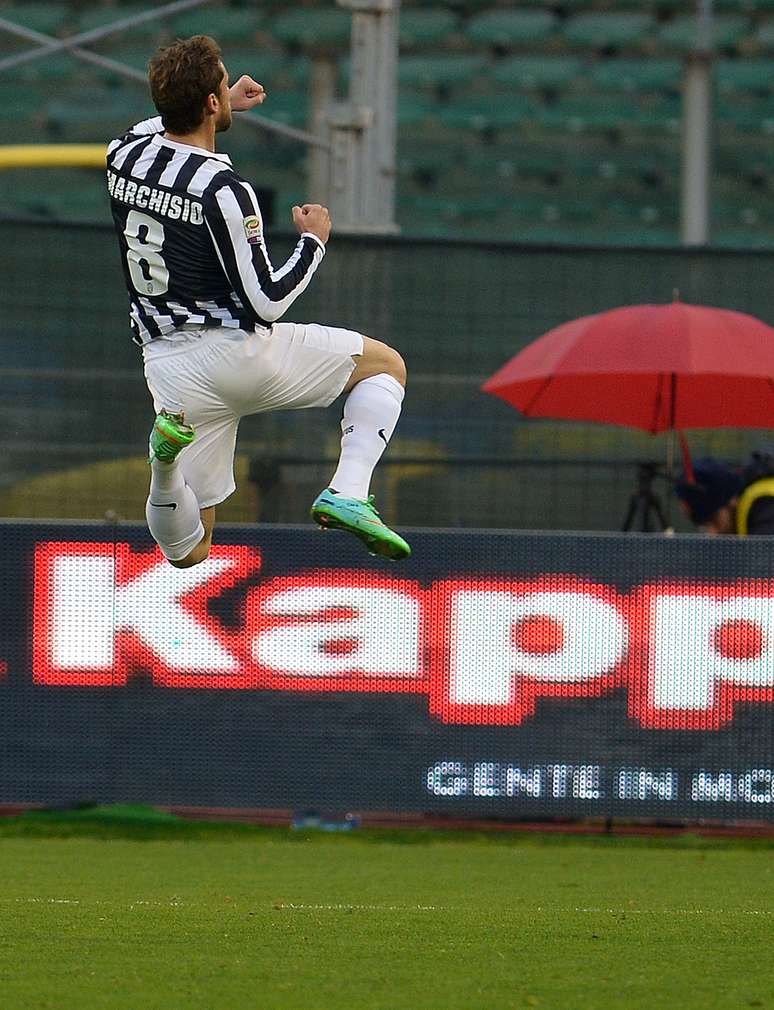 Claudio Marchisio comemora gol da Juventus; sétima vitória seguida