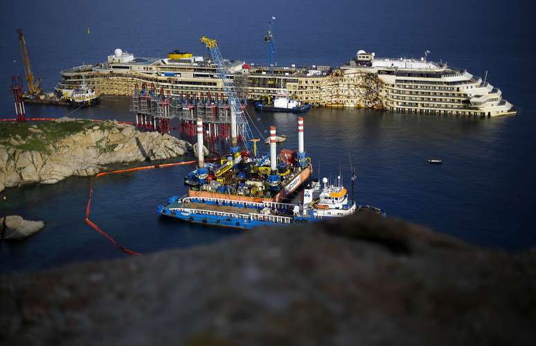 Imagem de 12 de janeiro mostra que o Costa Concordia permanece na costa da ilha de Giglio