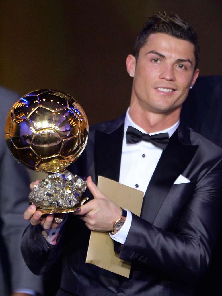 <p>Cristiano Ronaldo conquistou Bola de Ouro após polêmica com Joseph Blatter</p>