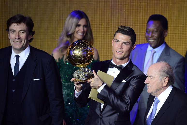 Cristiano Ronaldo recebe sua segunda Bola de Ouro e se emociona com a premiação