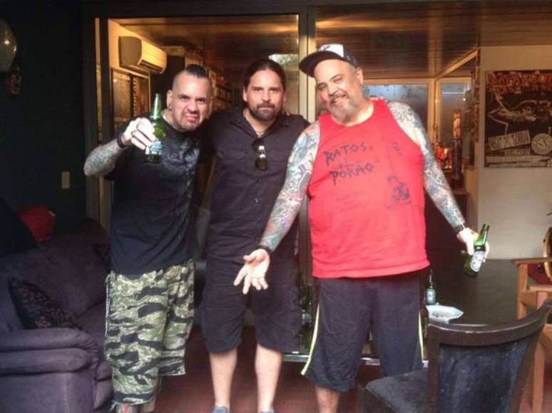 <p>Andres Gimenez e&nbsp;Andreas Kisser ao lado do amigo Jo&atilde;o Gordo</p>