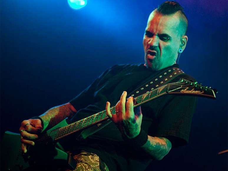 <p>O vocalista/guitarrista Andres Gimenez em a&ccedil;&atilde;o com o D-Mente</p>