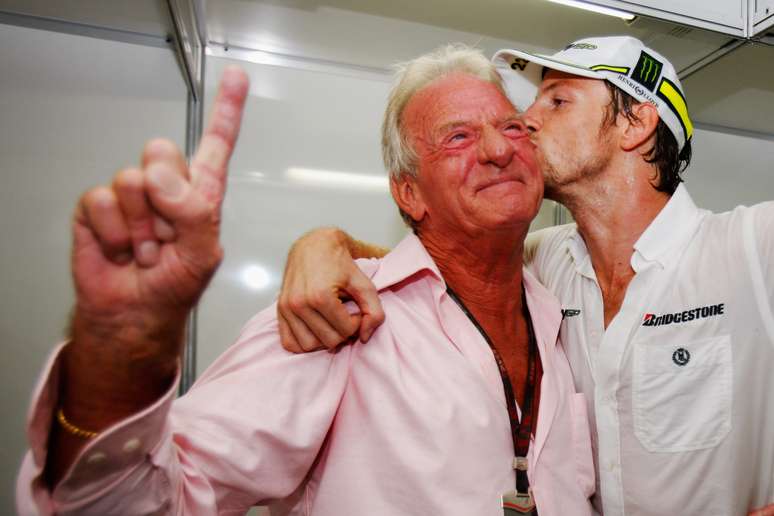 <p>John Button tinha 70 anos; segundo imprensa inglesa, ele estava em casa, na França</p>