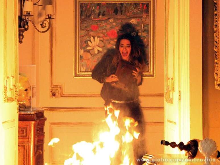 Leila (Fernanda Machado) é engolida pelas chamas do incêndio que causou na mansão