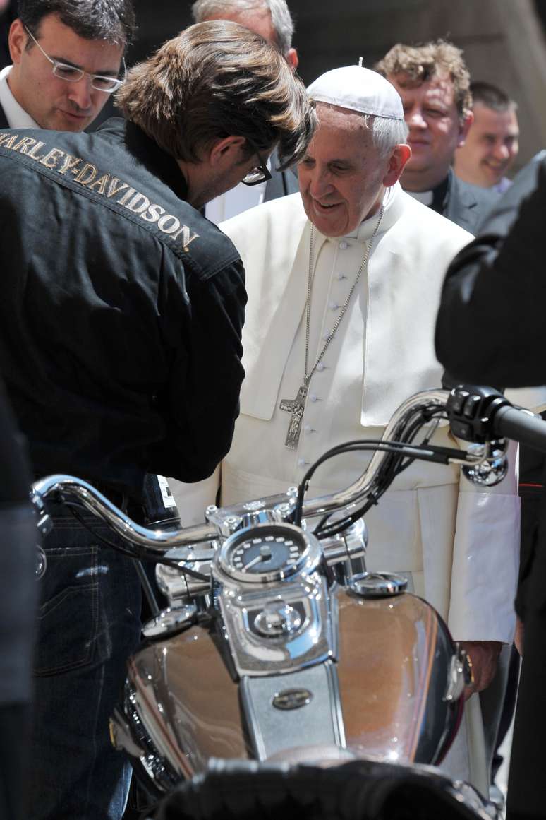 O papa Francisco com a Harley Davidson que recebeu de presente e que será leiloada para doação à caridade na Itália