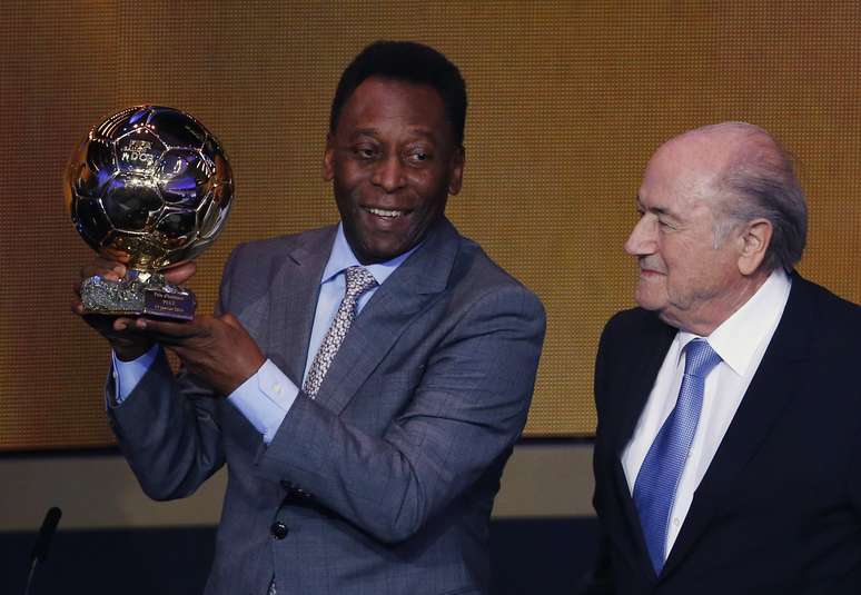Pelé se emocionou com aplausos de pé da plateia em Zurique