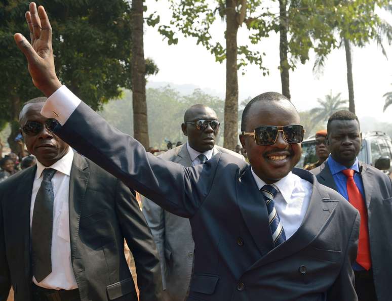 Alexandre-Ferdinand Nguendet, líder interino da República Centro-Africana, em visita ao campo militar de Izamo, na capital Bangui