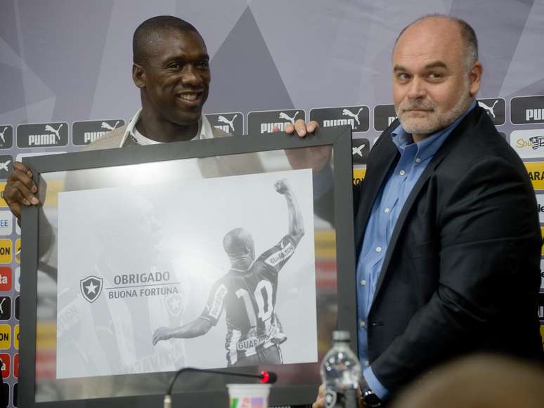 <p>Clarence Seedorf anunciou aos 37 anos que vai abandonar a carreira de jogador para ser treinador do Milan; holandês ganhou um quadro do presidente do Botafogo, Maurício Assumpção</p>