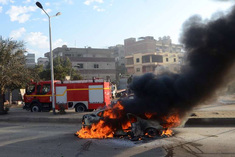 Carro incendiado em dia de votação em Giza, no Egito