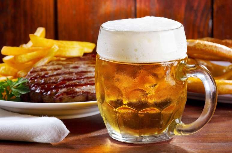 Existem mais de 120 diferentes estilos de cerveja  assim, é possível harmonizar a bebida com diversos tipos de alimentos