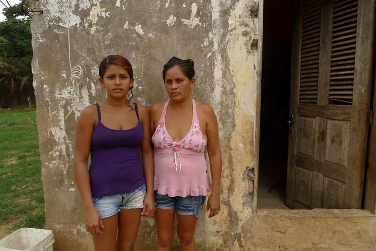 Jéssica Alves e Lúcia Maria Tavares dizem que um parente detento foi morto com um tiro