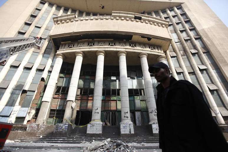 <p>Fachada do edif&iacute;cio de um complexo de tribunais danificado para uma explos&atilde;o em Imbaba, no norte do Cairo</p>