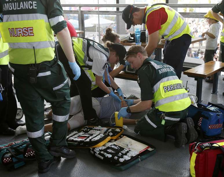<p>Aberto da Austr&aacute;lia registrou incidentes de tenistas, pegadores de bolas e at&eacute; torcedores (foto) que se sentiram mal com o calor</p>