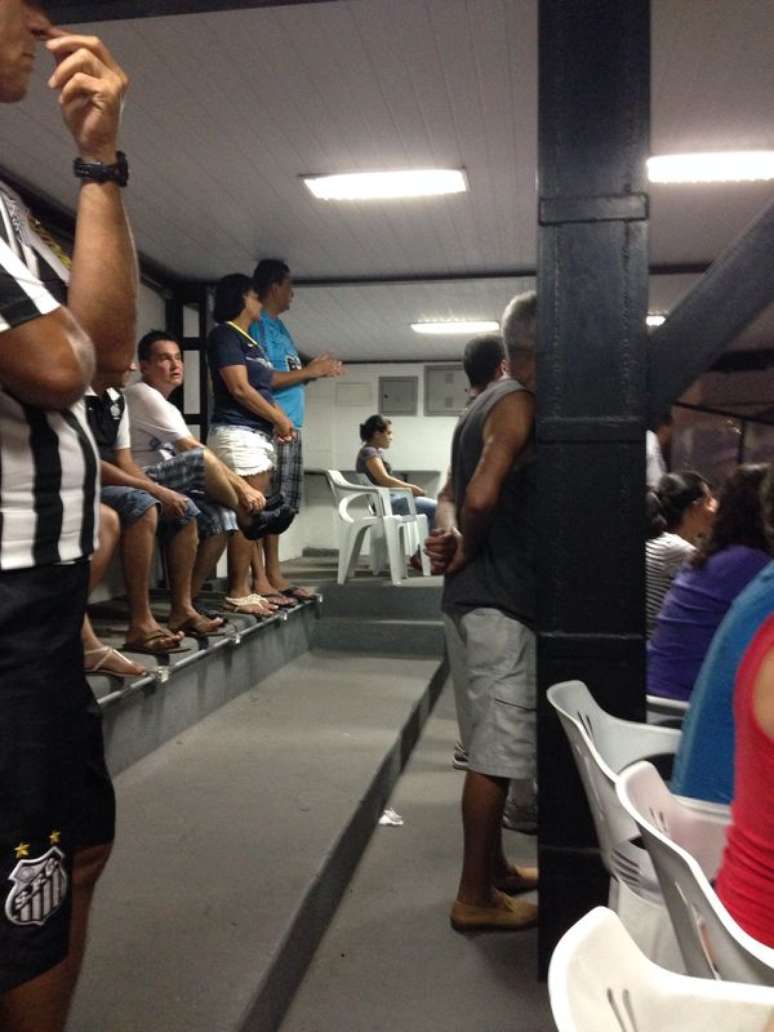 <p>Sala de imprensa da Vila Belmiro foi invadida por torcedores</p>