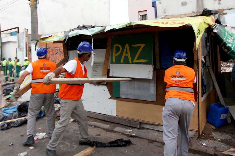 <p>Funcionários da prefeitura, agentes sociais e policiais militares realizam operação para remoção de barracos montados na Cracolândia</p>