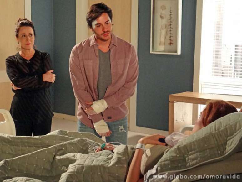 Thales (Ricardo Tozzi) visita Natasha (Sophia Abrahão) no hospital e aproveita para se despedir
