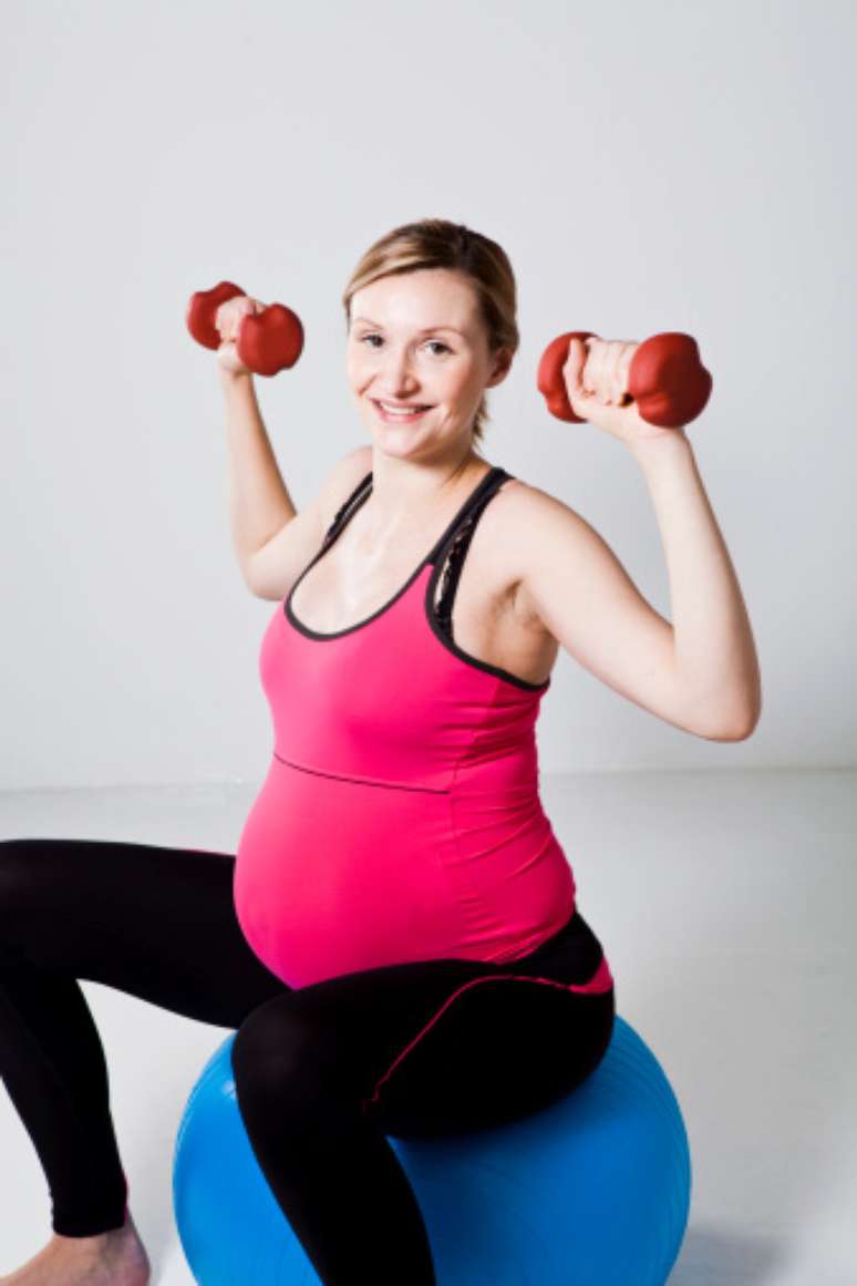 <p>Com moderação e acompanhamento, grande parte das atividades pode ser realizada sem riscos para a mãe e para o bebê</p>