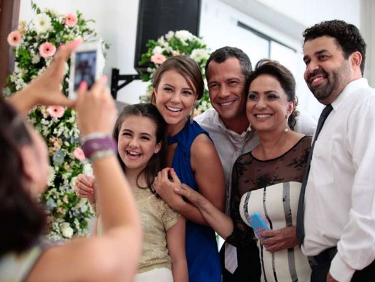 <p>Elenco de <em>Amor à Vida</em> se diverte durante gravação de casamento</p>