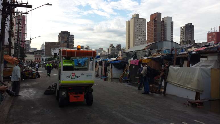 A prefeitura enviou carros de limpeza e caminhões para transportar os entulhos do local