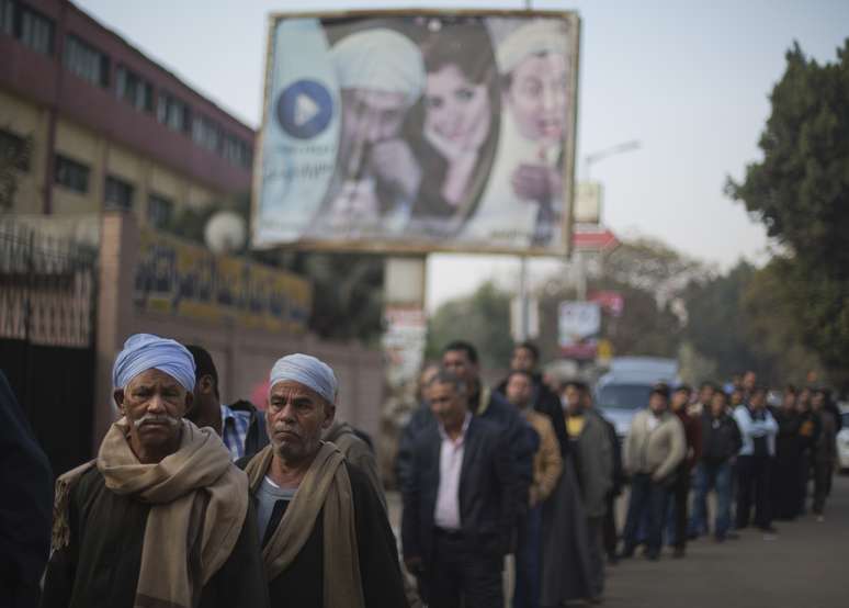No Cairo, população faz fila em centro de votação