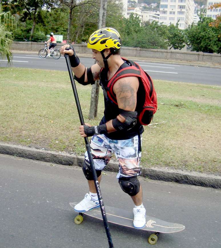 <p>Ideia do esporte é substituir os pés pelo remo na hora de empurrar o skate para que a pessoa tenha um maior equilíbrio sobre o equipamento, deslize com bastante velocidade em terrenos planos e possa fazer manobras radicais</p>