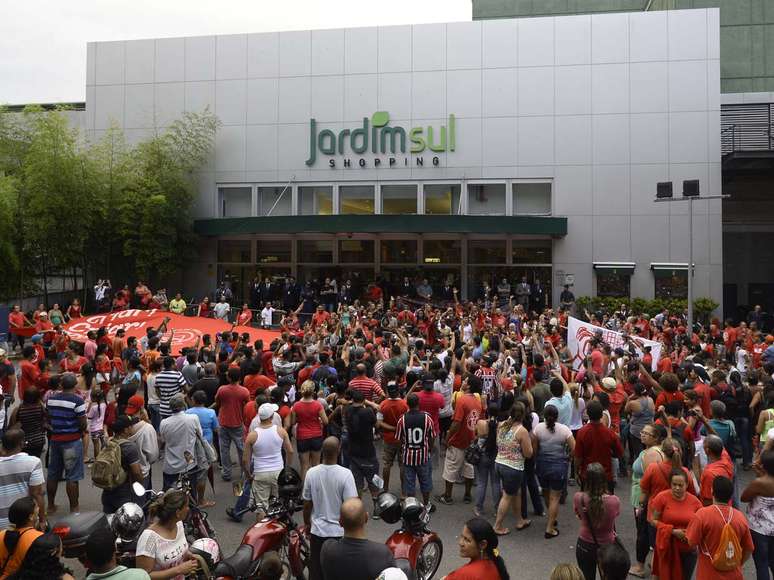 <p>Shopping Jardim Sul fecha mais cedo com medo do "rolezão popular" organizado pelo MTST</p>